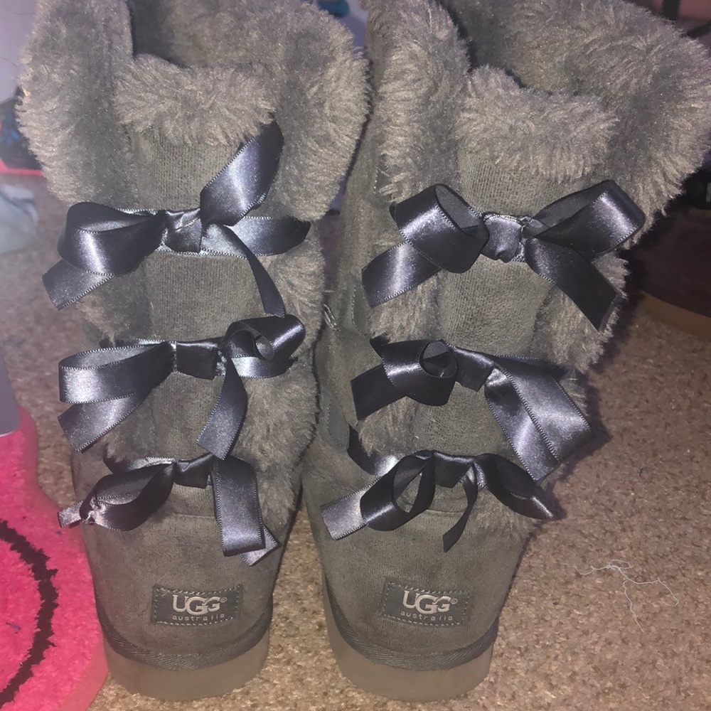 Gray Bailey bow uggs